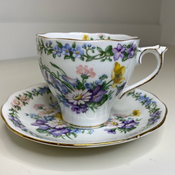 EUC VTG Roslyn Fine Bone China Teacup and Saucer Beautiful Florals Garland - Picture 4 of 8